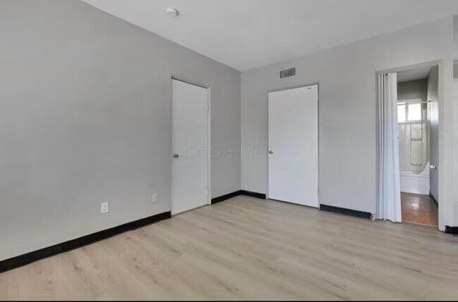 Building Photo - 464 E Norwich Ave