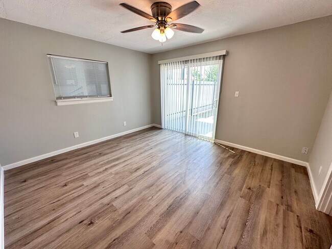 Building Photo - 2120 La Veta Dr