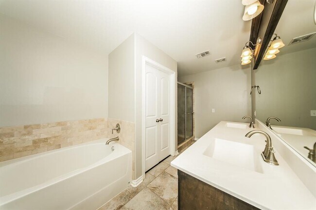 Building Photo - 2421 Shell Dr
