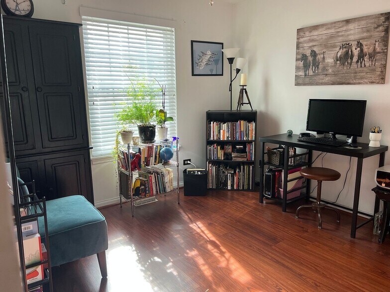 Building Photo - 219 Brett Cir