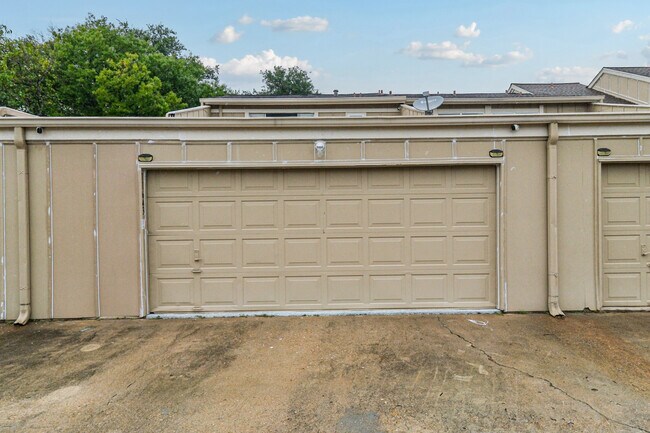Building Photo - 11643 Village Place Dr