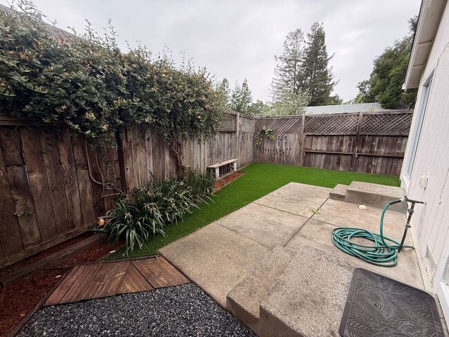 Building Photo - Nicely updated 2x2 Santa Rosa Home