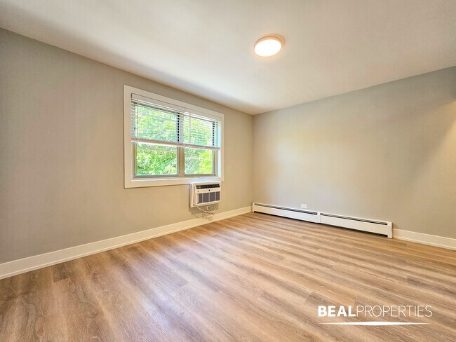Building Photo - 452 W Oakdale Ave
