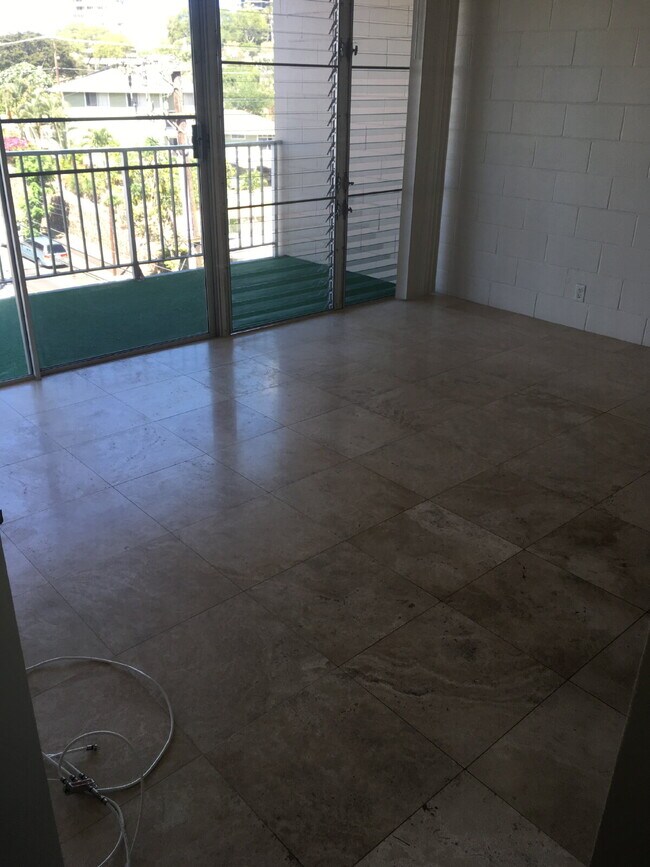 Building Photo - Clean/Renovated 1Bdrm in town.