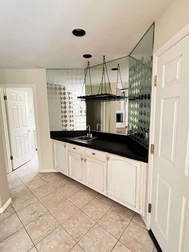 Building Photo - 7955 E Chaparral Rd