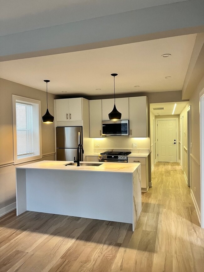 Building Photo - 2934 N Avers Ave
