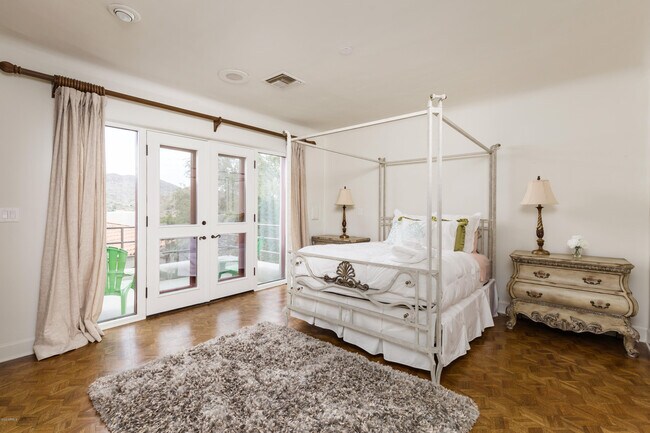 Building Photo - 7421 N Las Brisas Ln