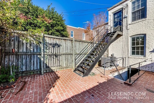 Building Photo - 323 9th St SE
