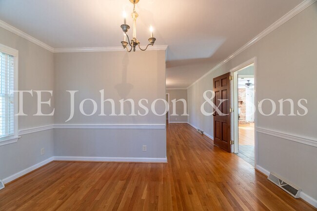 Building Photo - Spacious 5 Bedroom Home in the Heart of Sherwood Forest