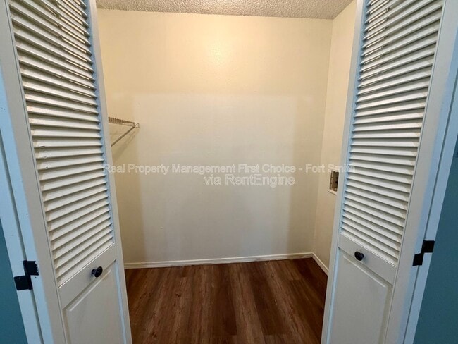 Building Photo - 904 Hillside Dr