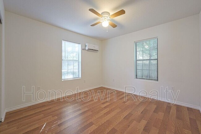 Building Photo - 1302 NW Lake Ave