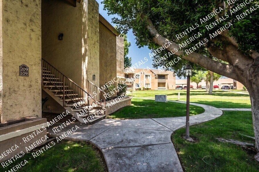 Building Photo - 2146 W Isabella Ave