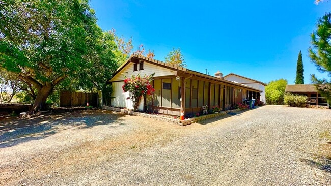 Building Photo - Darling Fully Furnished Guest Home Unit wi...