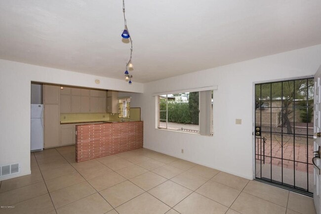 Building Photo - 2915 E 10th St