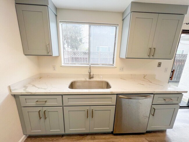 Building Photo - Remodeled Townhouse Near Downtown Campbell