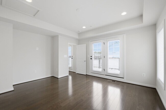 Building Photo - 2413 Glenallan Ave