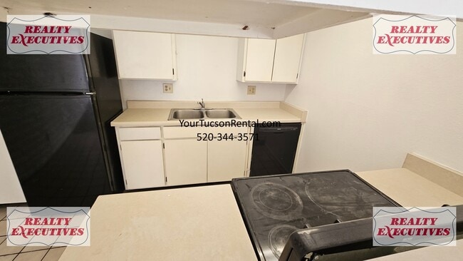 Building Photo - Fort Lowell & Campbell 2/1 - A/C and all a...
