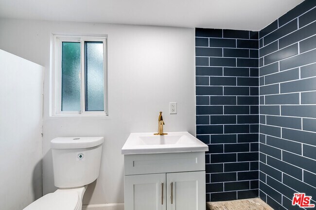 Building Photo - 3323 N Knoll Dr