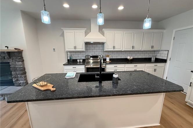 Building Photo - 2002 Maes Lndg