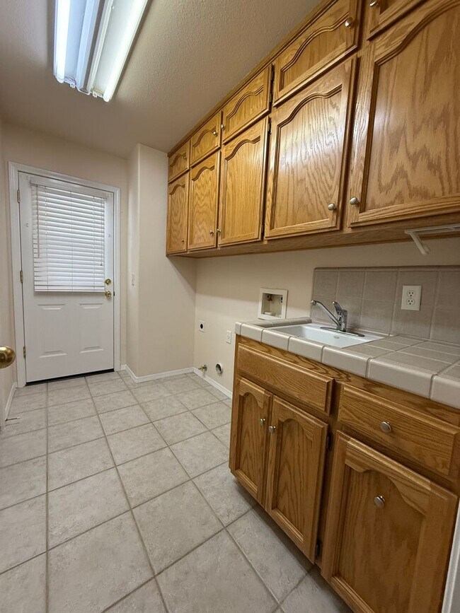 Building Photo - Beautiful 3-bedroom 2 bathroom Home for rent in Madera