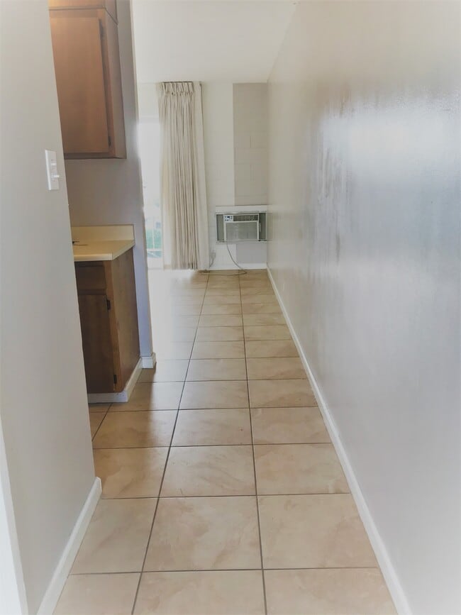 Building Photo - 2873 S King St