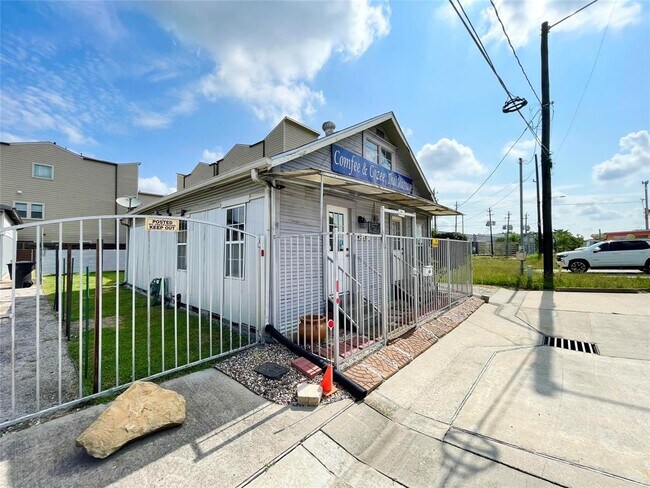 Building Photo - 4516 Katy Fwy