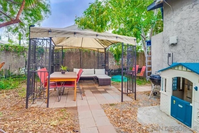 Building Photo - 3891 Superba St