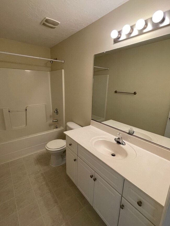 Building Photo - 612 Lory Ln