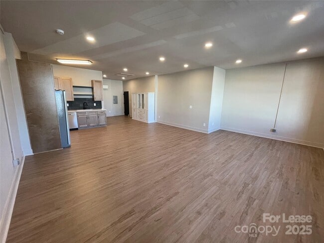 Building Photo - 233 W Main St