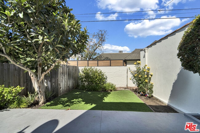 Building Photo - 203 S Detroit St