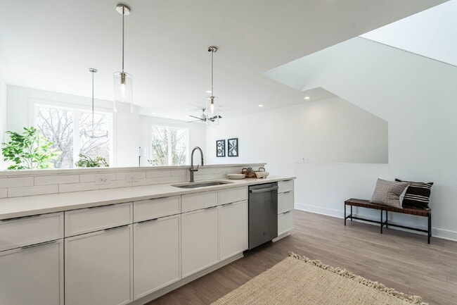 Building Photo - 611 Walnut Hts Dr