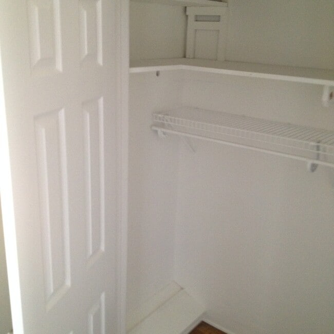 Building Photo - Beautiful 2bd/1ba Upstairs Duplex with a H...
