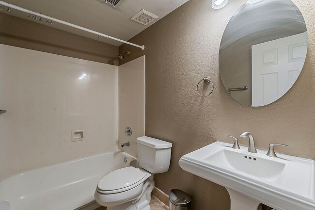 Building Photo - Welcome to your private Oasis!!