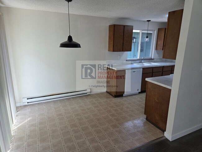 Building Photo - Check out this completely wonderful 2-bedroom, 1.0-bath unit!