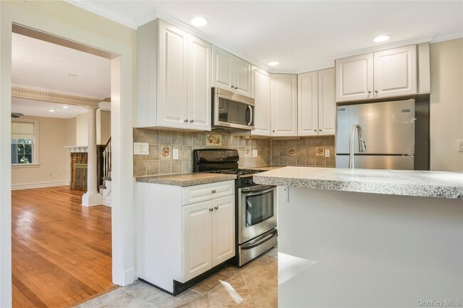 Building Photo - 806 Pelhamdale Ave