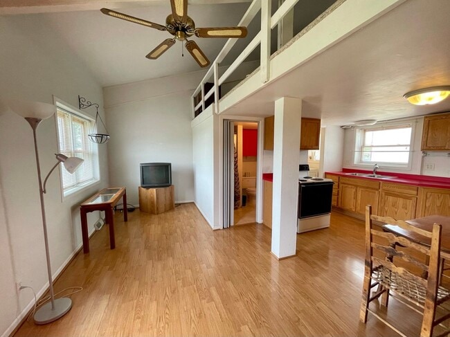 Building Photo - Adorable Studio on Working Farm