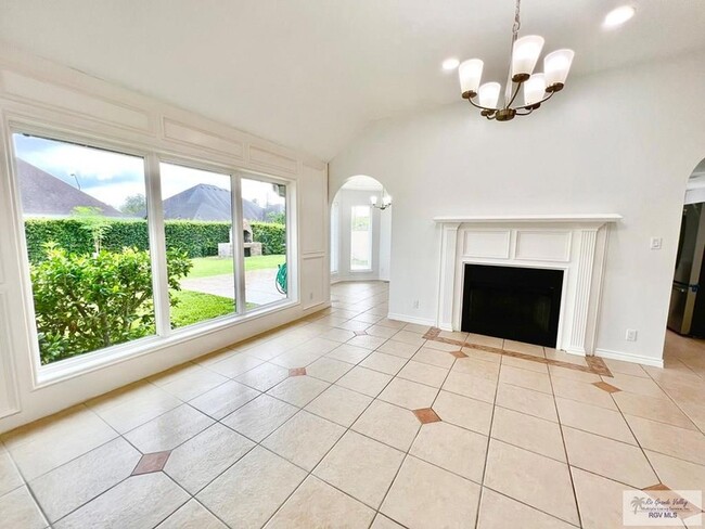 Building Photo - 560 Geraldine Ln