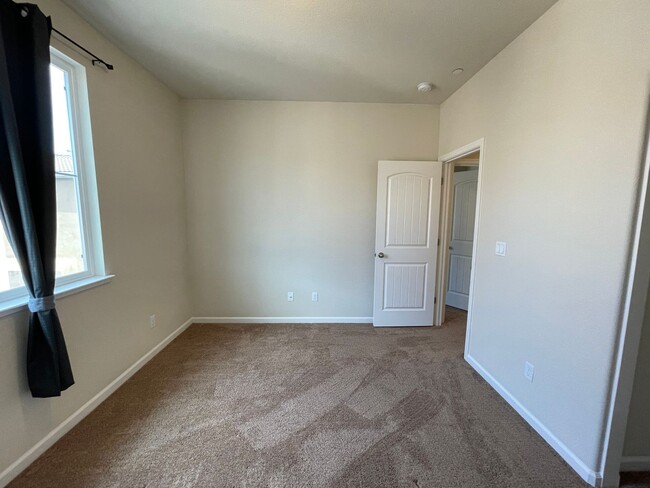 Building Photo - 3845 Lookout Dr