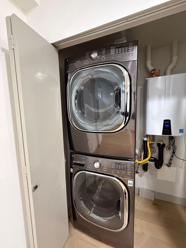 Building Photo - 2 Bed + Den 2 Bathroom Eastlake Townhome with Spectacular Views