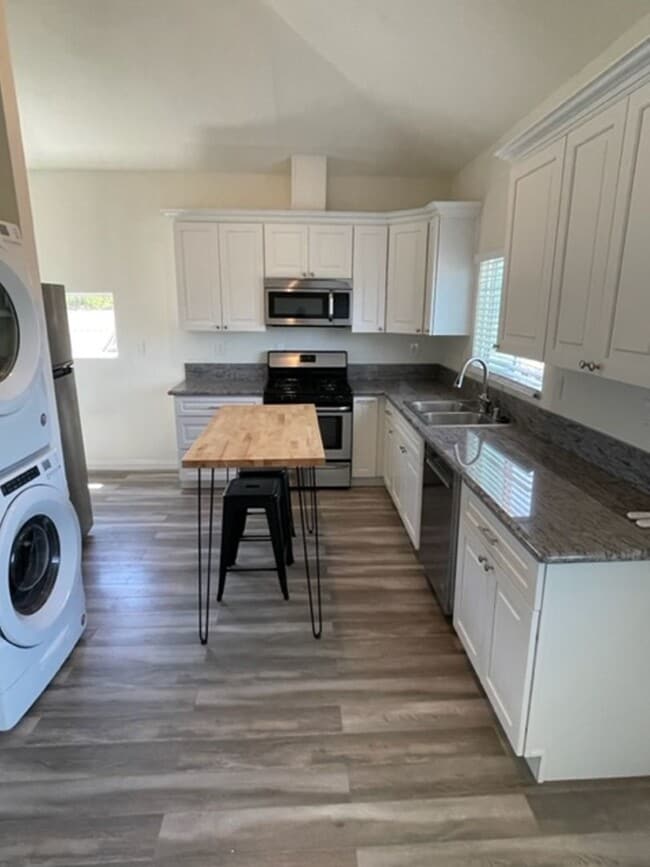 Building Photo - Newer Carriage Unit