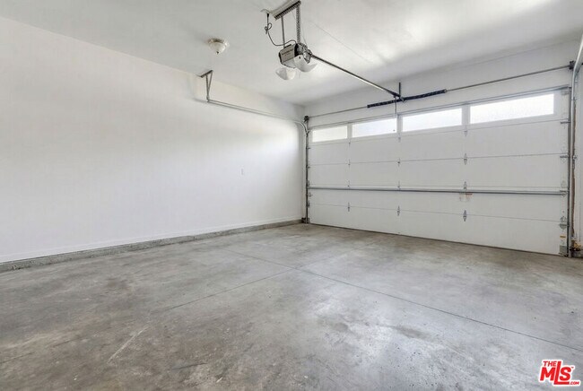 Building Photo - 367 S Oak Ave