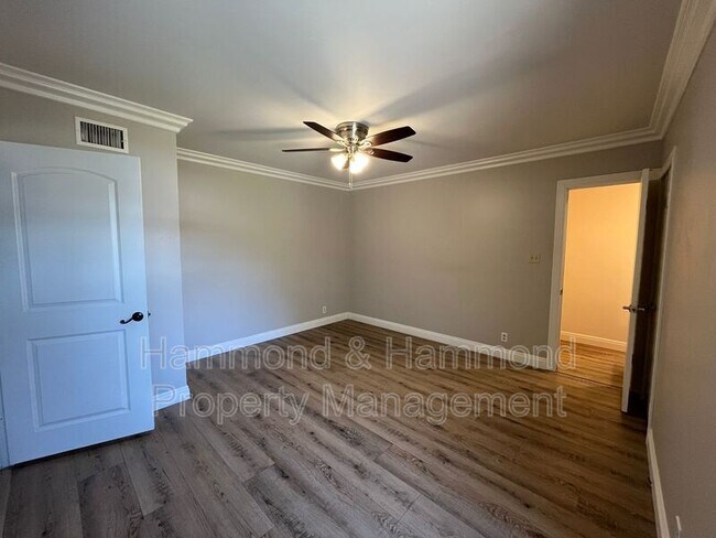 Building Photo - 15358 Leadwell St