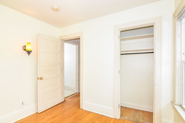 Building Photo - 509 6th St SE