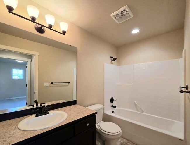 Building Photo - Large 3 bedroom, 3 bath newer build in sought after East Wenatchee neighborhood!