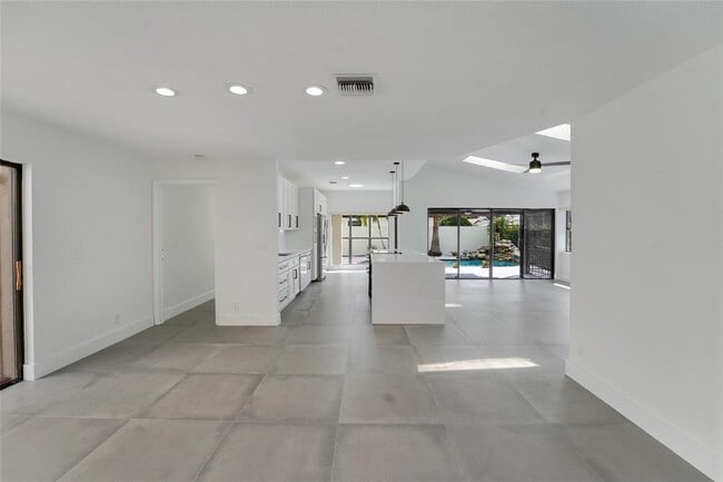 Building Photo - 7850 Villa Nova Dr