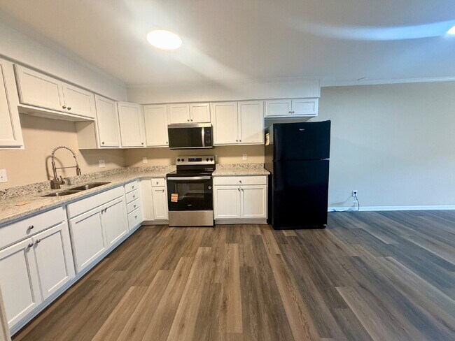 Building Photo - Two Bedroom Condo in Walking Distance to Hilton Head Island Beaches!