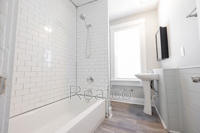 Building Photo - 358 1/2 Saint Clair Ave