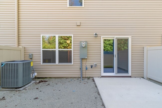 Building Photo - 2 Bed 2.5 Bath Townhome