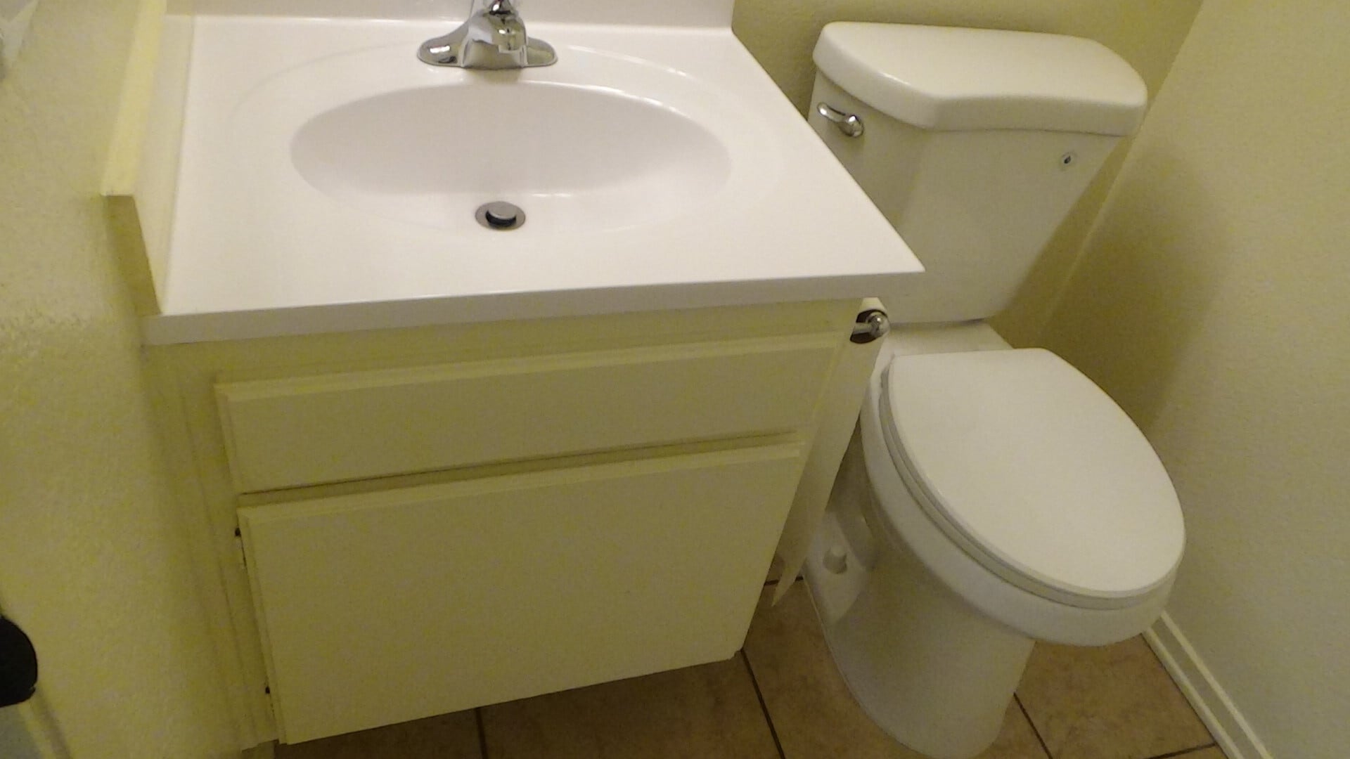 1/2 bath - 725 Summerwood Ln