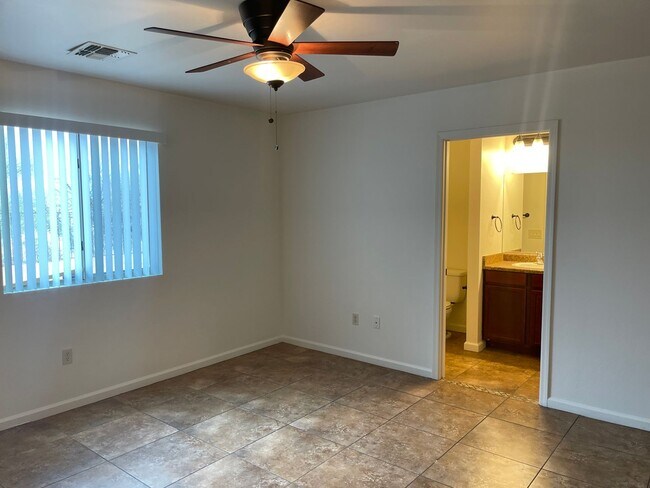 Building Photo - Beautiful Modern New 3Bdm 2Ba Home, Easy A...